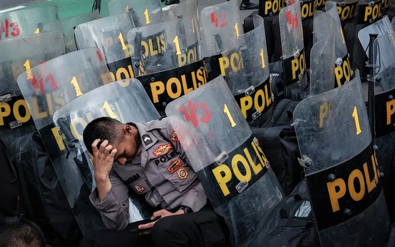 مامور پلیس اندونزی در حال استراحت