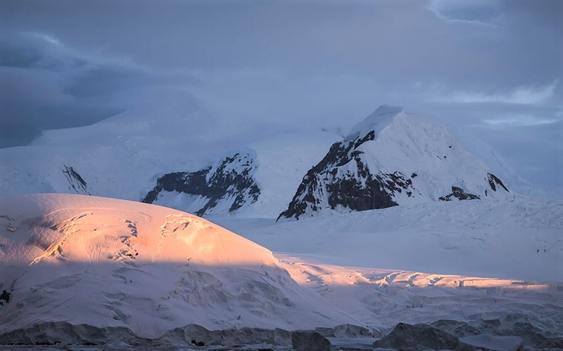 تابش نور خورشید روی کوه‌های برفی جنوبگان،‌منبع عکس: northlandscapes.com، عکاس: Jan Erik Waider