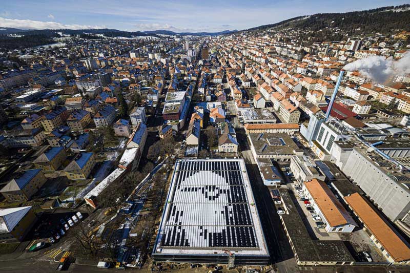نقاشی دیواری ساخته شده از صفحات خورشیدی، نمایانگر پرتره معمار فقید سوئیسی-فرانسوی چارلز ادوار ژانرت (Charles-Édouard Jeanneret) معروف به لوکوربوزیه 