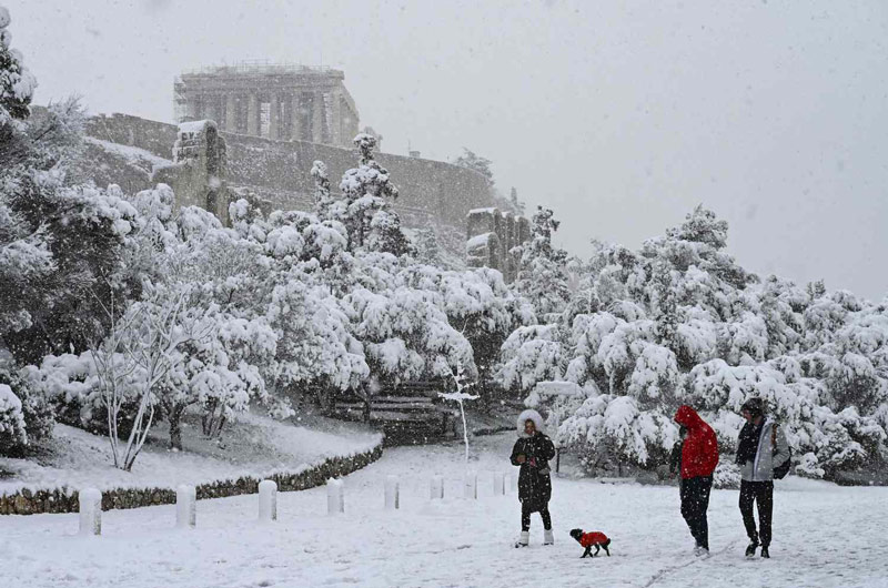 آکروپلیس در زمستان؛ منبع عکس: Travel + Leisure، عکاس: Aris Messinis
