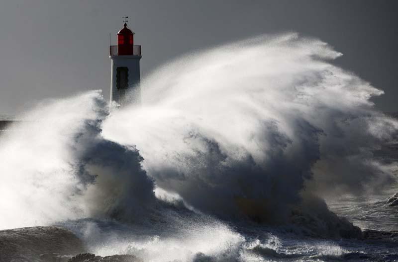 برخورد امواج با فانوس دریایی در طوفان نلسون