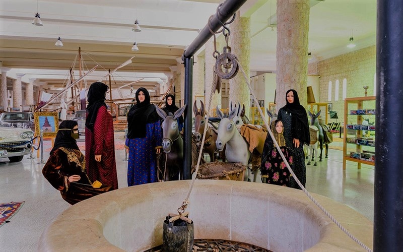 چاه آب و مجسمه زنان بومی در موزه شیخ فیصل، منبع عکس: alsamriyaestate.com، عکاس: نامشخص  