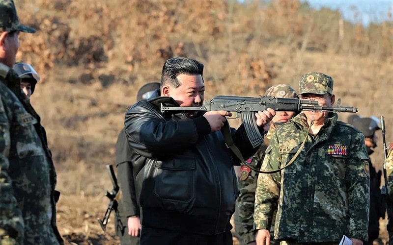 رهبر کره شمالی در حال تیراندازی