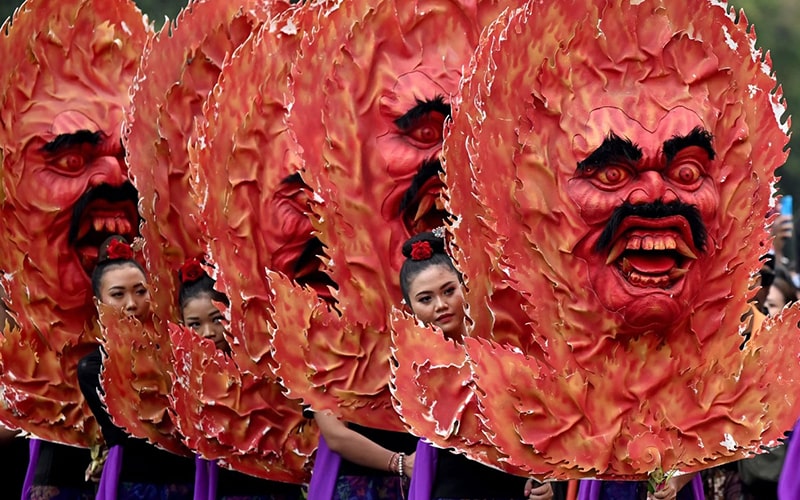 ماسک‌های قرمزرنگ در جشنواره‌ای در بالی