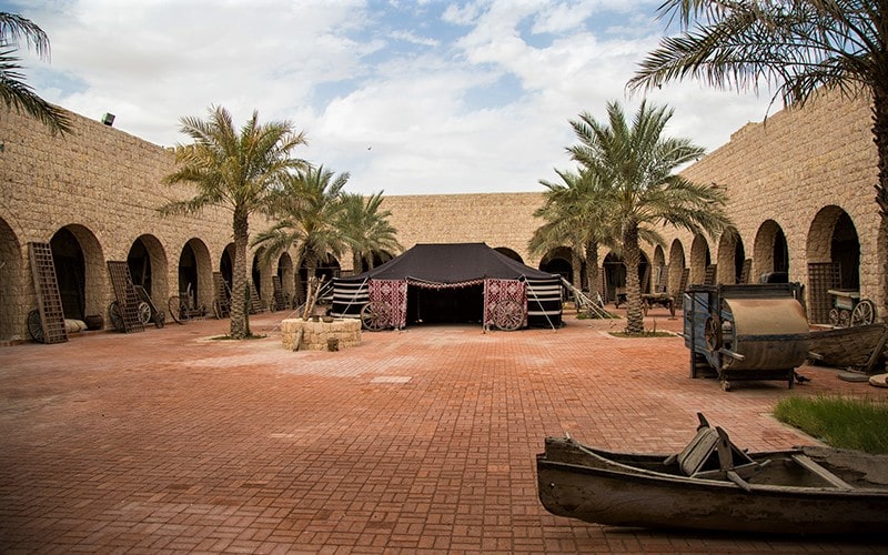 حیاط موزه شیخ فیصل، ‌منبع عکس: alsamriyaestate.com، عکاس: نامشخص