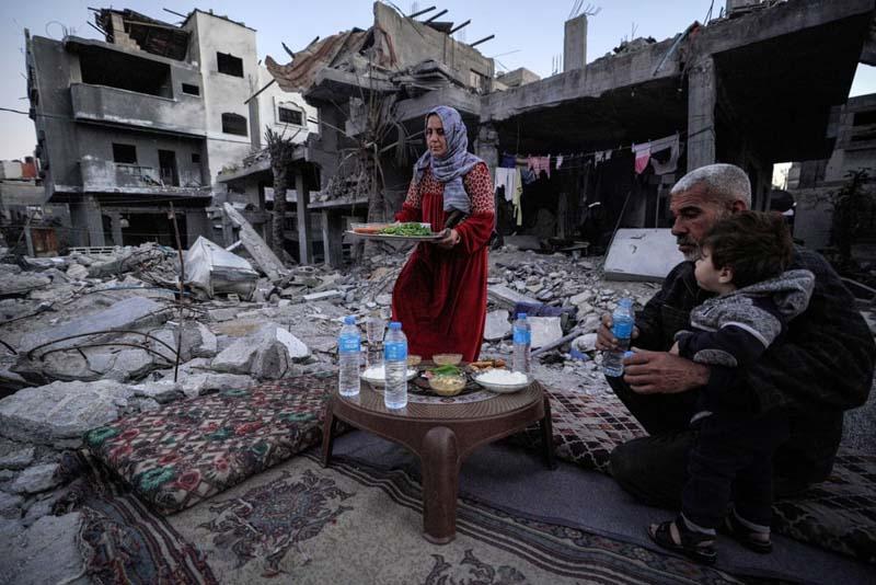 افطار اولین روزه ماه رمضان توسط خانواده فلسطینی در میان ویرانه‌های خانه خود