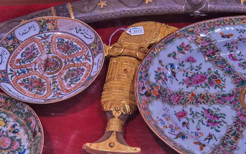 ظروف سرامیکی و دو خنجر در موزه شیخ فیصل، منبع عکس: asergeev.com، عکاس: Alexey Sergeev  