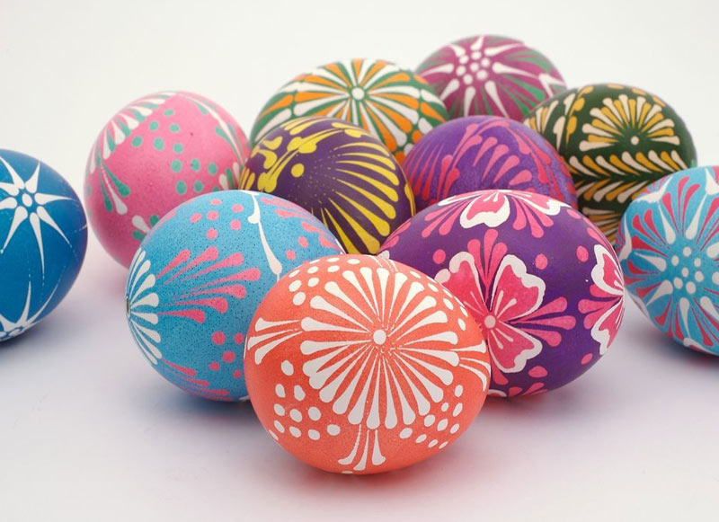 تخم مرغ های رنگی با نقش و نگار رنگارنگ، منبع عکس: مجله دلگرم، عکاس نامشخص