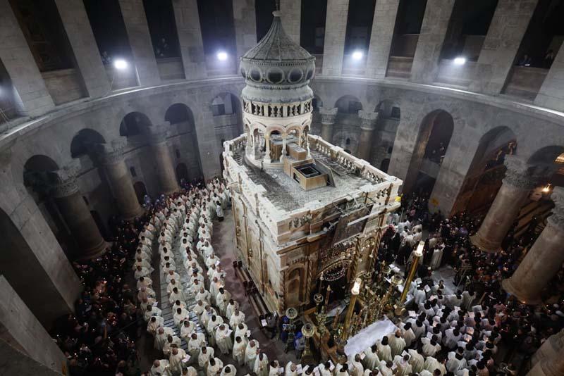 روحانیون کاتولیک در مراسم آیین شستن پا در کلیسای مقبره مقدس در  اورشلیم