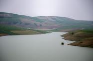 دریاچه طبیعی در نزدیکی روستای حسین آباد کالپوش، منبع عکس: ویکی مدیا، عکاس: مصطفی معراجی