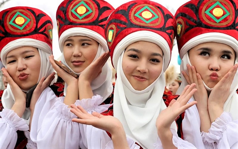 دختران قرقیزستان در جشن نوروز