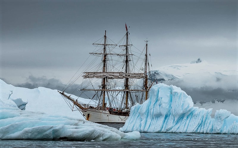 کشتی بزرگی در میان یخ‌های جنوبگان، منبع عکس: northlandscapes.com، عکاس: Jan Erik Waider