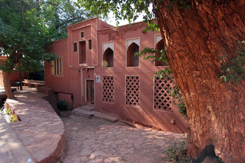 خانه های آجری رنگ در روستای ابیانه، منبع عکس: ویکی مدیا، عکاس: مصطفی معراجی