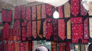 لباس‌های بلوچی در بازار بلوکان چابهار؛ منبع عکس: گوگل مپ؛ عکاس: محسن شمیرانی