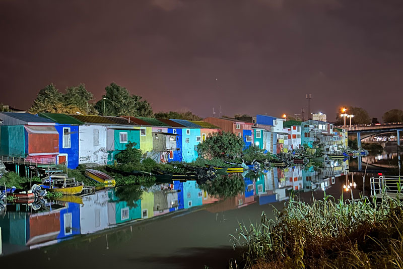 منظره خانه‌های رنگی انزلی در شب؛ منبع عکس: گوگل مپ؛ عکاس: جواد رزمی جو