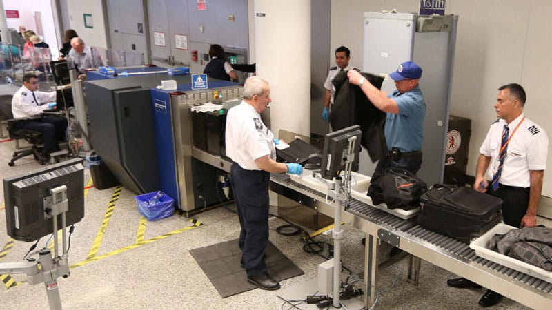 کنترل فرودگاهی ماموران فرودگاه برای خروج چمدان مسافران، منبع عکس: سایت toronto star، عکاس نامشخص