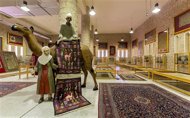 موزه فرش در موزه شیخ فیصل،‌منبع عکس: alsamriyaestate.com، عکاس: نامشخص