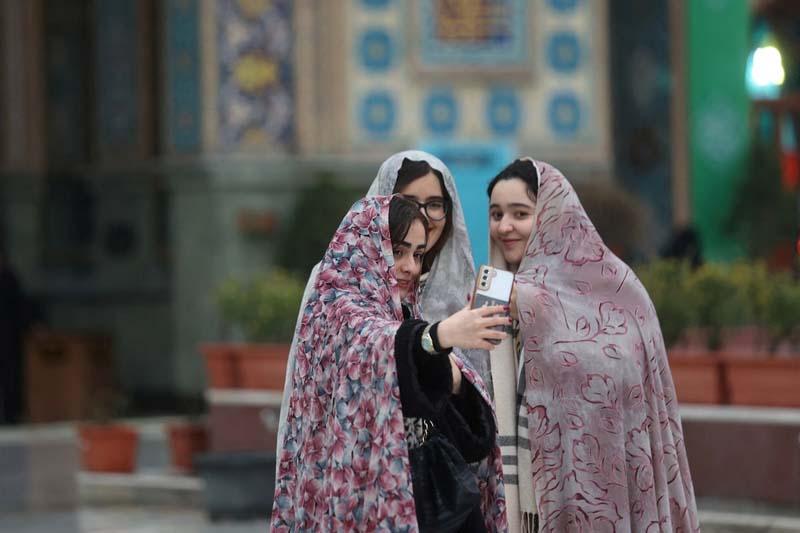 سلفی گرفتن دختران ایرانی در صحن امامزاده صالح تهران