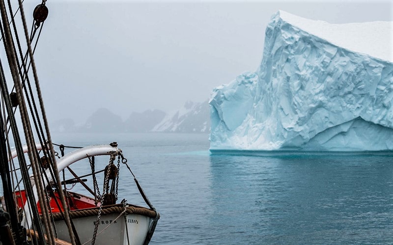 عبور کشتی از کنار صخره‌های یخی جنوبگان، منبع عکس: northlandscapes.com، عکاس: Jan Erik Waider