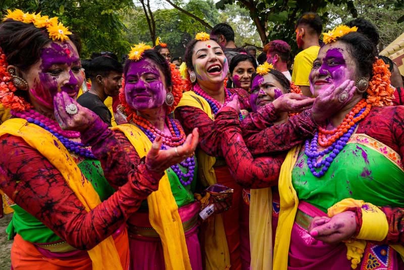 زنان هندو در جشن هولی (جشن رنگ ها در کلکته)