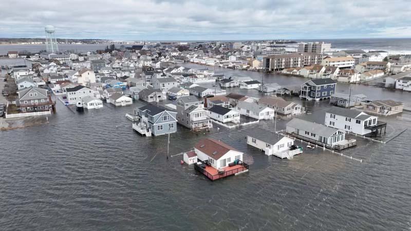 خانه‌ها در سیل نیوهمپشایر (New Hampshire) در هنگام جزر و مد 