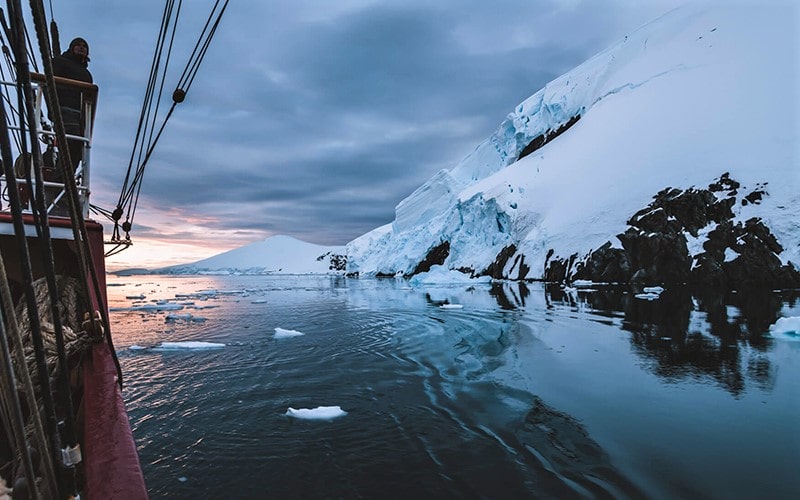 عبور کشتی از کنار کوهی برفی در جنوبگان، منبع عکس: northlandscapes.com، عکاس: Jan Erik Waider