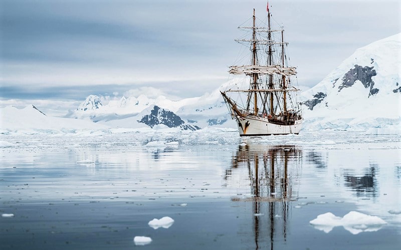 کشتی بزرگی در میان یخ‌های جنوبگان، منبع عکس: northlandscapes.com، عکاس: Jan Erik Waider