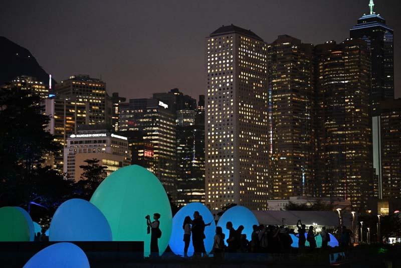 نصب ۲۰۰ جسم تخم مرغی بزرگ در هنگ کنگ که با موسیقی تغییر رنگ می‌دهند