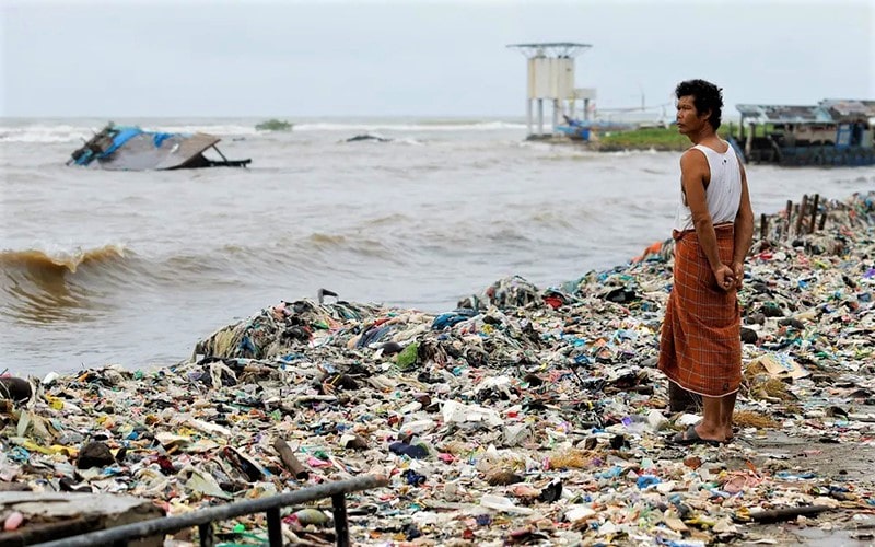 ساحلی در اندونزی مملو از زباله