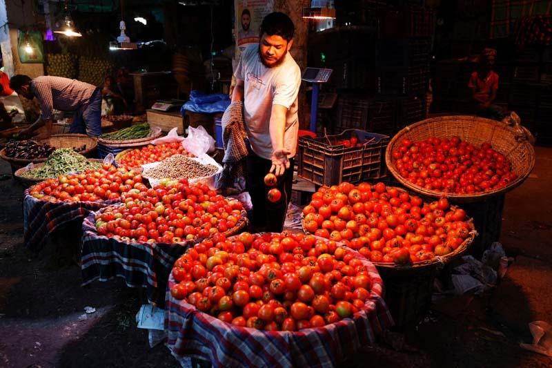 فروشنده گوجه فرنگی در بازار شهر داکا، بنگلادش