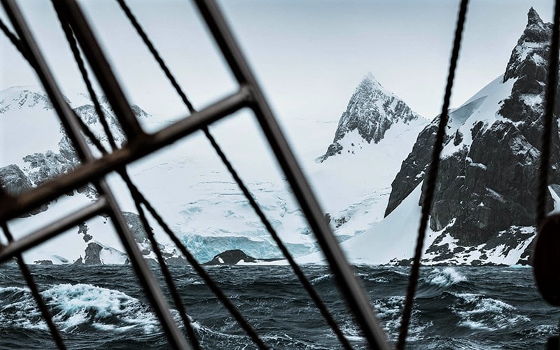 عبور کشتی از دریای مواج جنوبگان، منبع عکس: northlandscapes.com، عکاس: Jan Erik Waider