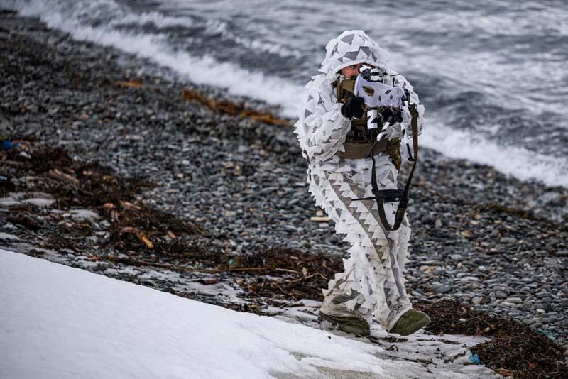 سرباز تفنگدار دریایی نروژ در حال تمرین مانورهای دفاعی در شرایط آب و هوایی سرد و سخت 