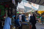 گردشگران و مردم محلی در حال خرید از بازار بلوکان چابهار؛ منبع عکس: گوگل مپ؛ عکاس: ابراهیم اسدی