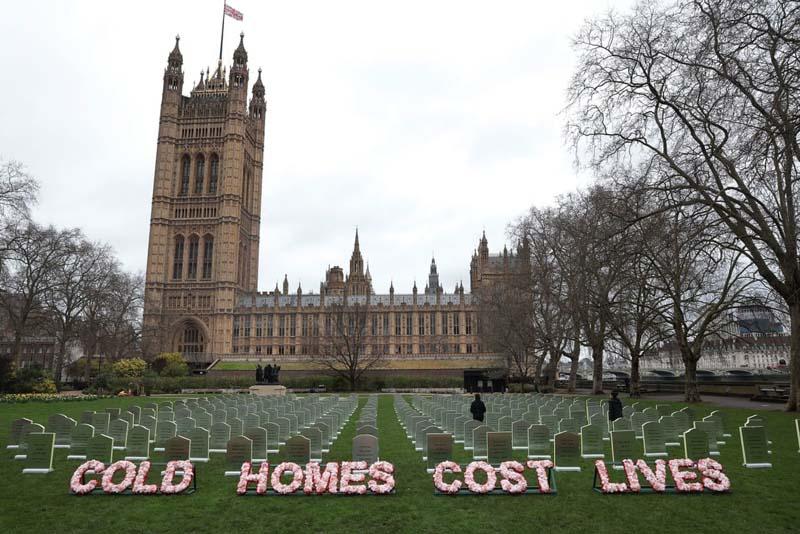 فعالان صلح سبز، سنگ قبرهای ساخته شده از مواد عایق را در خارج از ساختمان پارلمان انگلیس قرار دادند