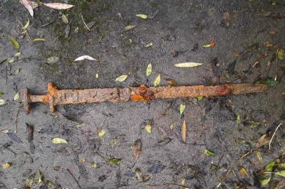 صید میراث ۱۲۰۰ ساله با آهنربا | کشف شمشیر وایکینگ‌ها در رودخانه