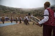 اجرای موسیقی محلی در جشنواره شقایق ها در روستای حسین آباد کالپوش، منبع عکس: ویکی مدیا، عکاس: مصطفی معراجی