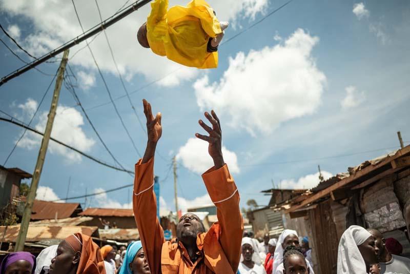  مراسم سنتی پرتاب کردن نوزادان به هوا در محله فقیر نشین کیبرا در نایروبی کنیا