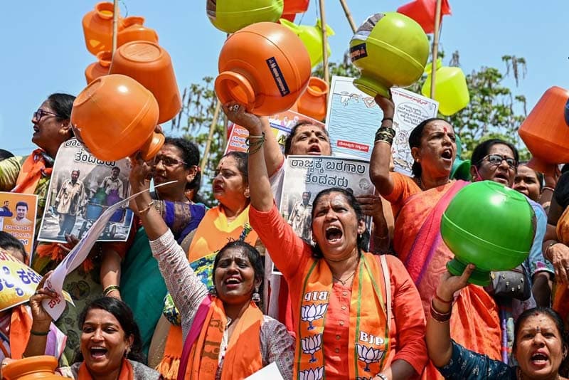 تکان دادن گلدان‌های خالی توسط زنان هند