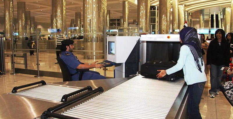 مراحل کنترل چمدان مسافران در فرودگاه دبی، منبع عکس: سایت lifti app، عکاس نامشخص