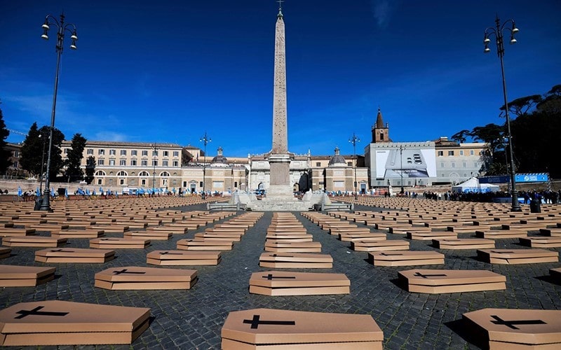 تعداد زیادی تابوت به یاد کارگران کشته شده در ایتالیا