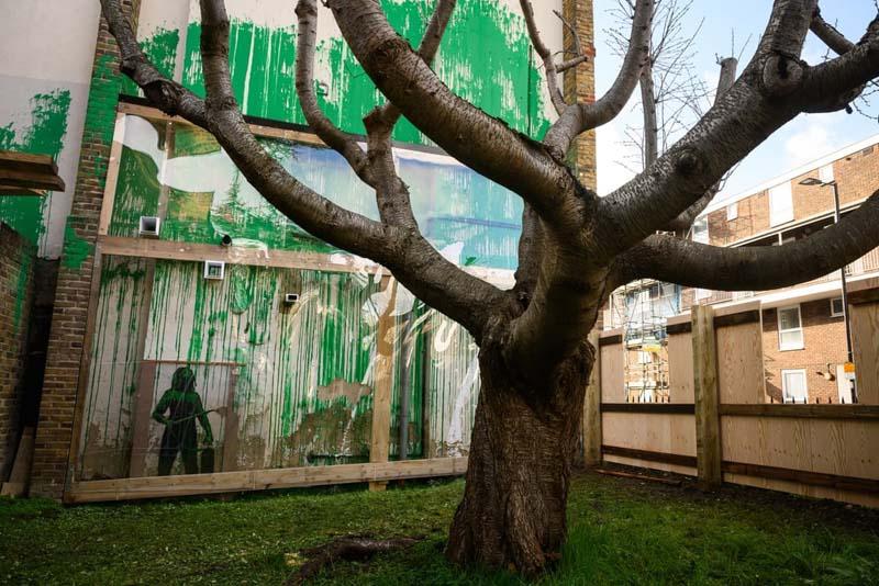 حصار پلاستیکی اطراف اثر هنری بنکسی در لندن با هدف محافظت از آثار هنری در برابر آسیب بیشتر
