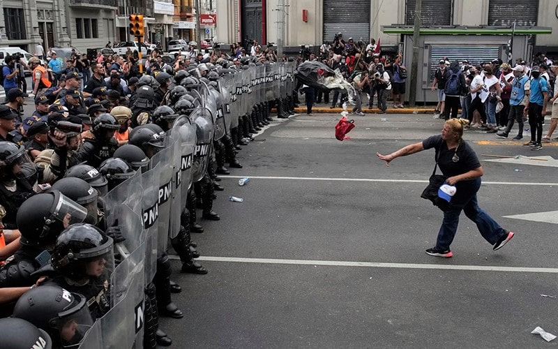 تقابل مردم معترض با پلیس