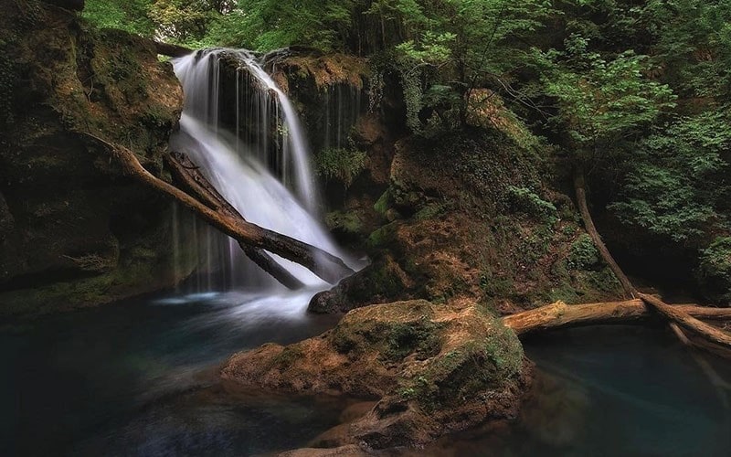 آبشاری پرآب در رومانی، منبع عکس: اینستاگرام alexrobciuc@، عکاس: Alex Robciuc