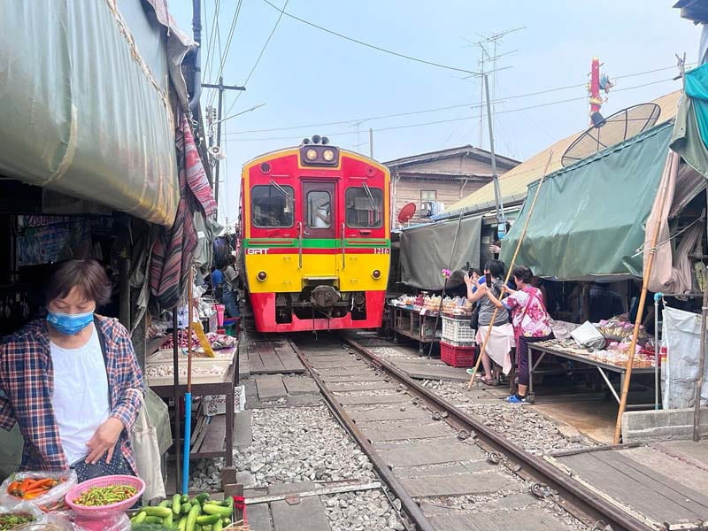 قطار قرمز رنگی که از بازار ریل طولانی Meek می گذرد