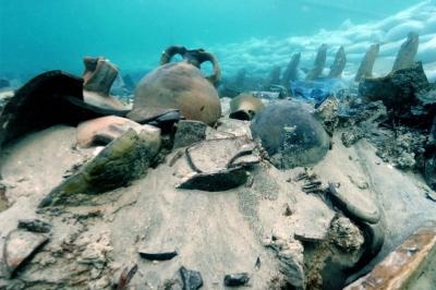 کشف خمره‌هایی با محتوای خاص در کشتی غرق شده رومی‌