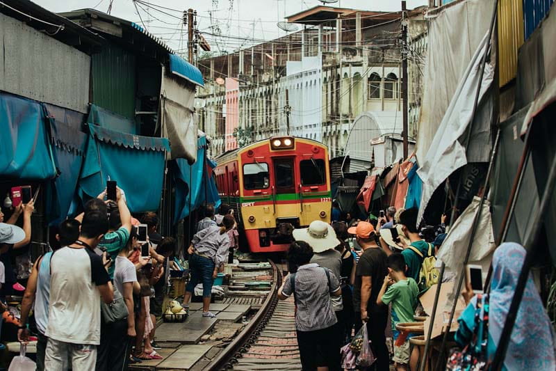 ازدحام جمعیت در اطراف قطار در بازار ریل Mae Long