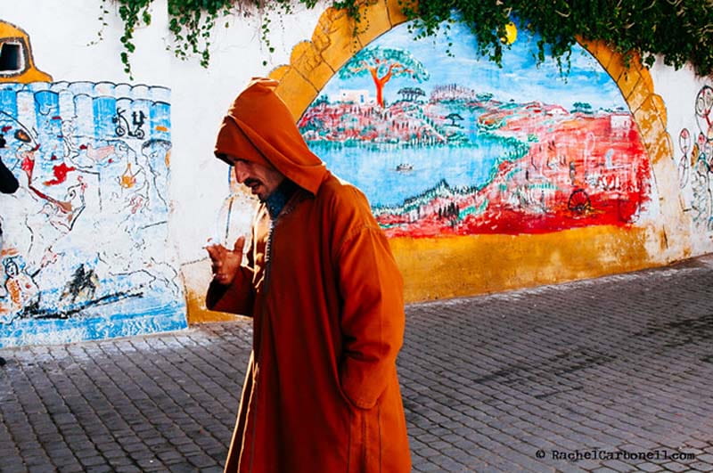 مرد مراکشی در حال گذر از کوچه‌ای قدیمی
