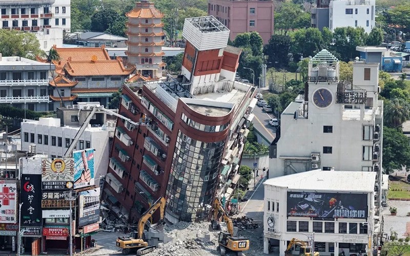 تخریب یک ساختمان در زلزله تایوان