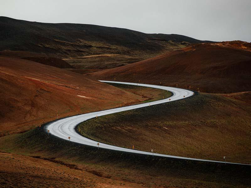دورنمای جاده‌ای مارپیچ در ایسلند