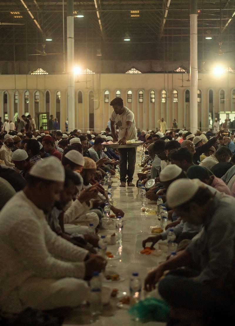 مردم در حال صرف افطاری در مسجدی در داکا